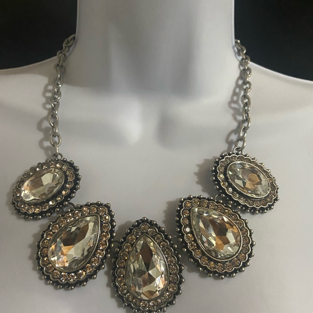 Dramatic Statement necklace - Picture 2 of 3